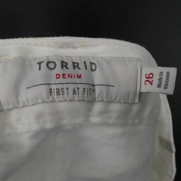 Torrid Shorts Women 26 White Denim Button Fly Raw Hem Distressed Cut Off Summer - Picture 9 of 14